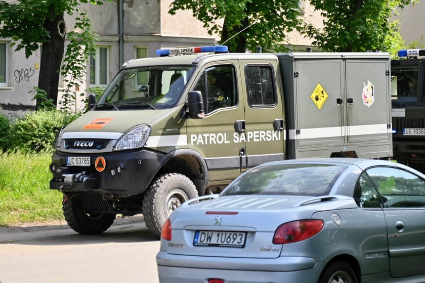 Pojazdy saperów jadą na plac budowy na ul. Reymonta, gdzie została znaleziona bomba.