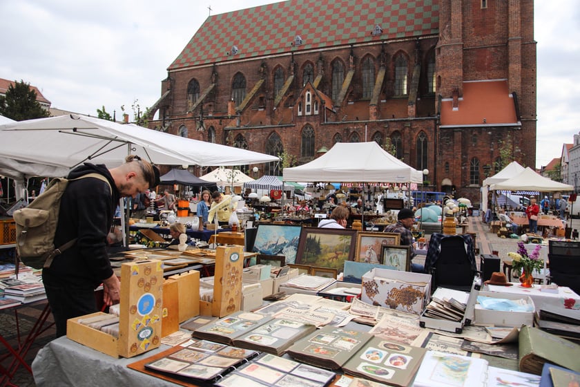 Giełda staroci na placu pod katedrą Marii Magdaleny