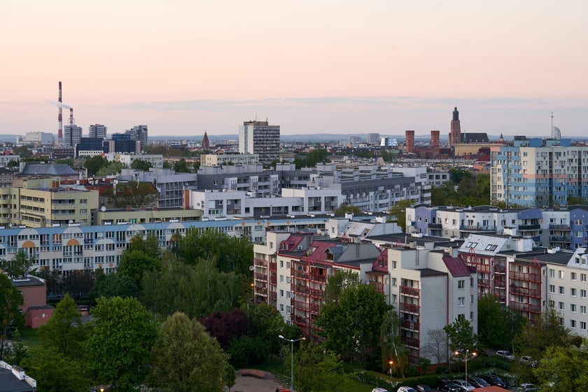 Panorama Wrocławia. Zdjęcie z 13 piętra budynku w centrum miasta.