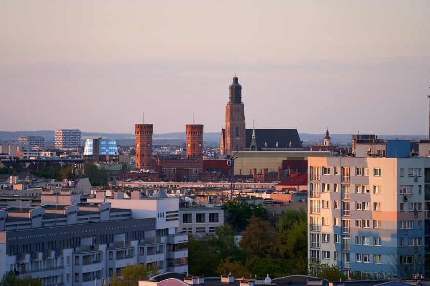 Panorama Wrocławia. Zdjęcie z 13 piętra budynku w centrum miasta.
