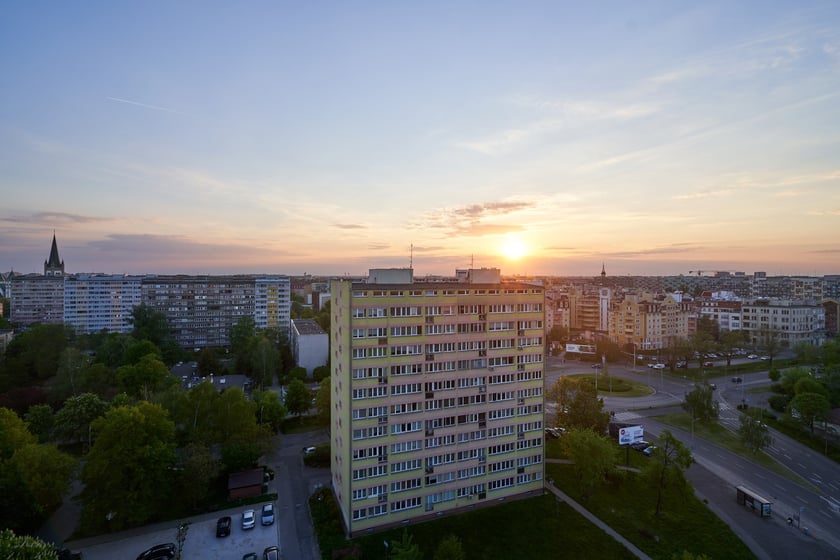 Panorama Wrocławia. Zdjęcie z 13 piętra budynku w centrum miasta.