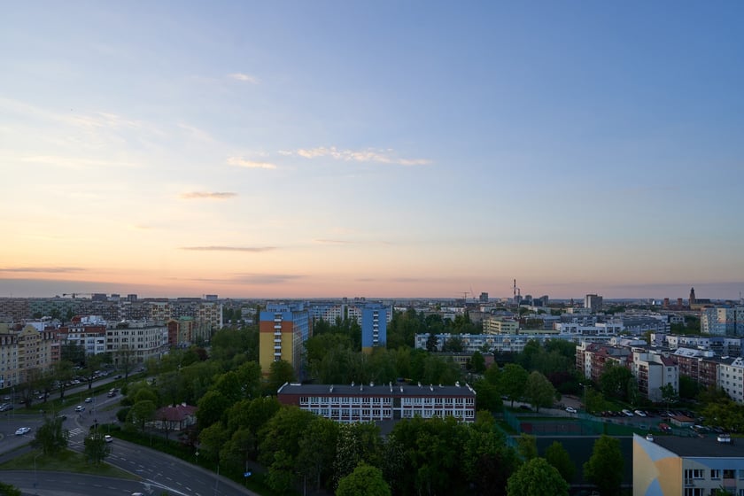 Panorama Wrocławia. Zdjęcie z 13 piętra budynku w centrum miasta.