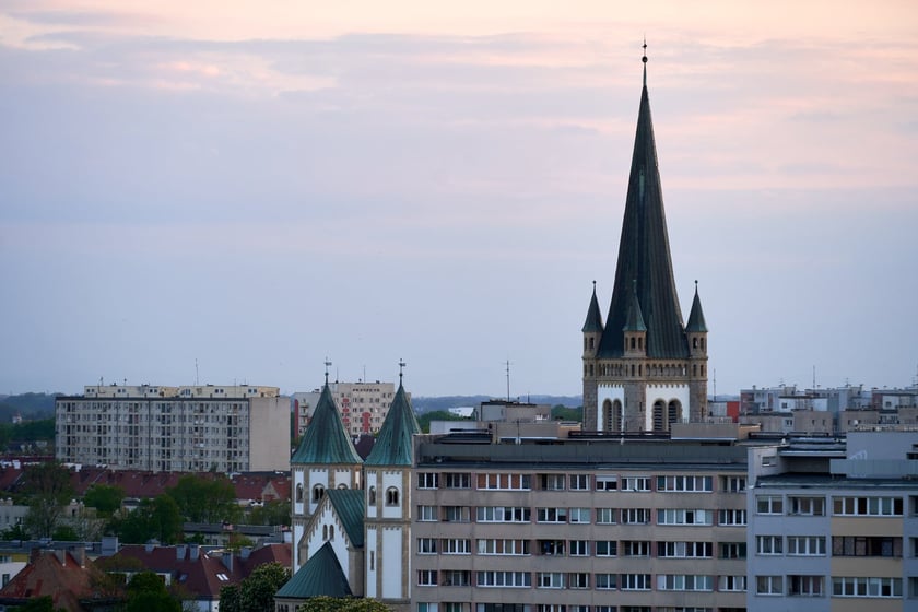 Panorama Wrocławia. Zdjęcie z 13 piętra budynku w centrum miasta.