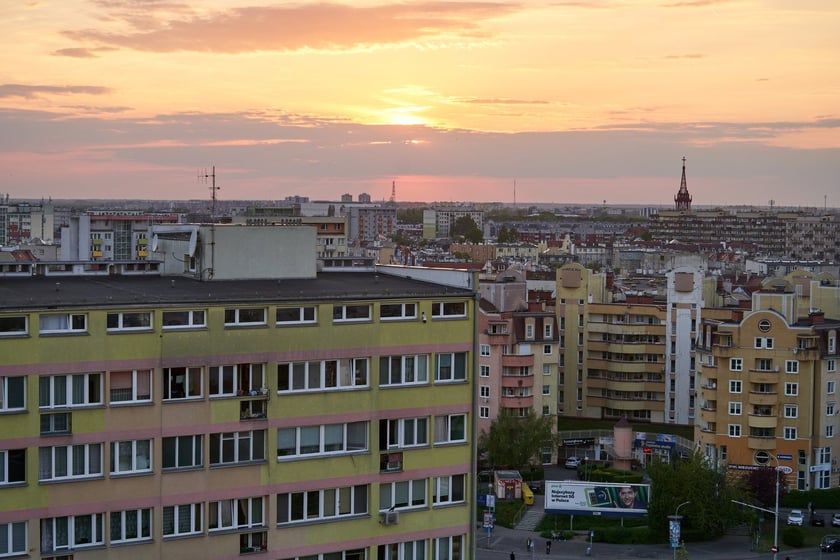 Panorama Wrocławia. Zdjęcie z 13 piętra budynku w centrum miasta.