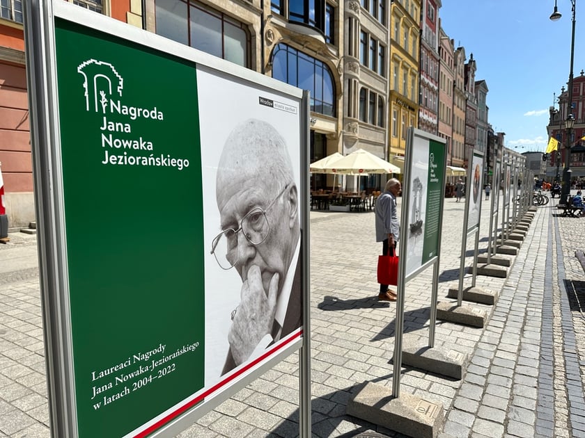 Wystawa upamiętniająca laureat&oacute;w nagrody Jana Nowaka-Jeziorańskiego w Rynku