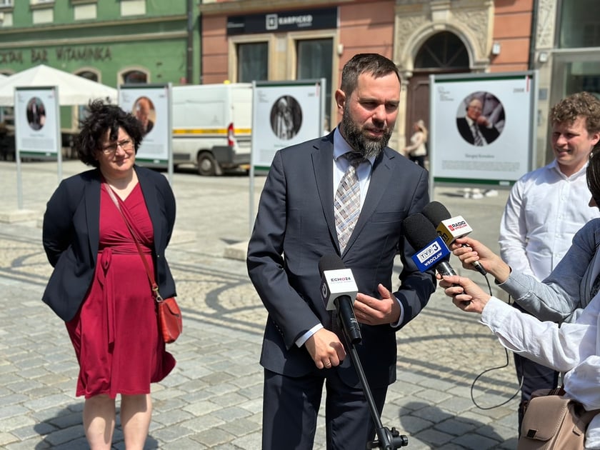 Przy mikrofonach Marek Mutor, wicedyrektor Zakładu Narodowego im. Ossolińskich
