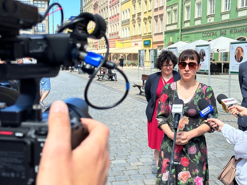 Przy miktrofonach Ewa Gołąb-Nowakowska, dyrektor Biura Wsp&oacute;łpracy z Zagranicą