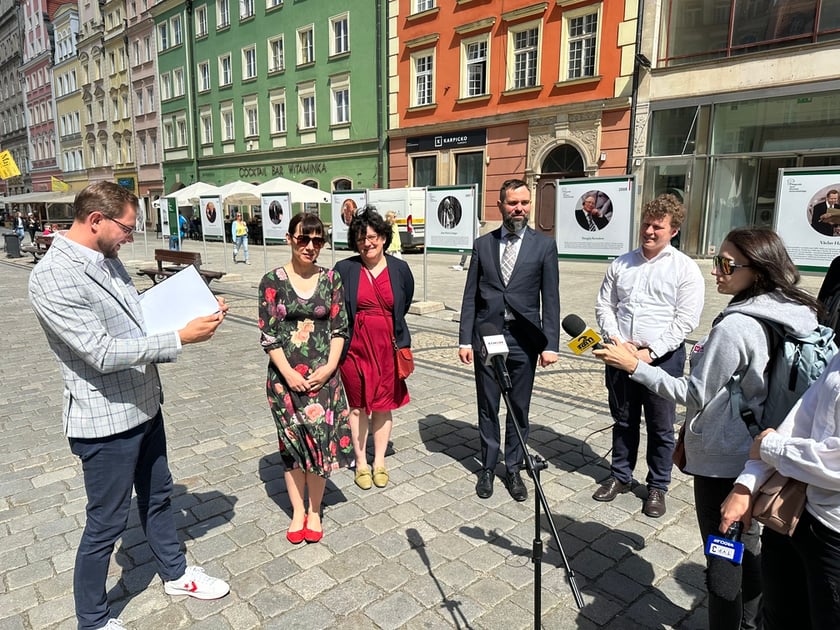 Konferencja prasowa z okazji otwarcia wystawy upamiętniającej laureat&oacute;w nagrody Jana Nowaka-Jeziorańskiego w Rynku