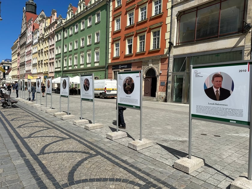 Wystawa upamiętniająca laureat&oacute;w nagrody Jana Nowaka-Jeziorańskiego w Rynku