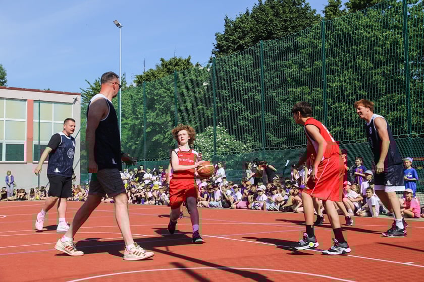 Impreza sportowa z okazji Dnia Dziecka i otwarcia boisk przy szkole podstawowej nr 29 we Wrocławiu