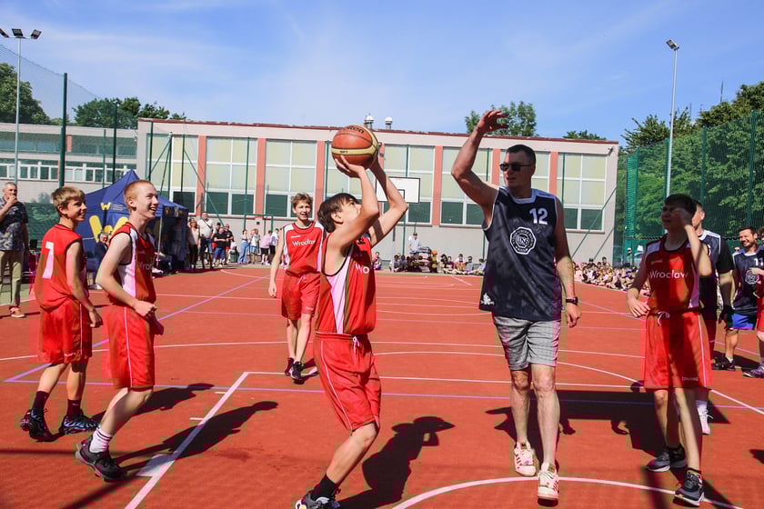 Impreza sportowa z okazji Dnia Dziecka i otwarcia boisk przy szkole podstawowej nr 29 we Wrocławiu