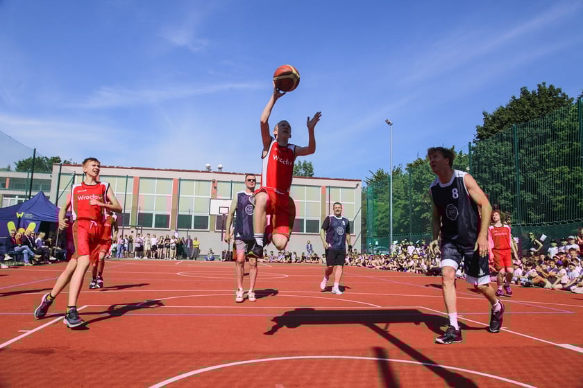 Impreza sportowa z okazji Dnia Dziecka i otwarcia boisk przy szkole podstawowej nr 29 we Wrocławiu