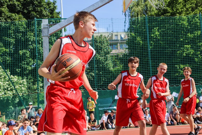 Impreza sportowa z okazji Dnia Dziecka i otwarcia boisk przy szkole podstawowej nr 29 we Wrocławiu