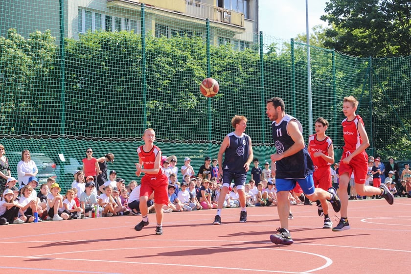 Impreza sportowa z okazji Dnia Dziecka i otwarcia boisk przy szkole podstawowej nr 29 we Wrocławiu