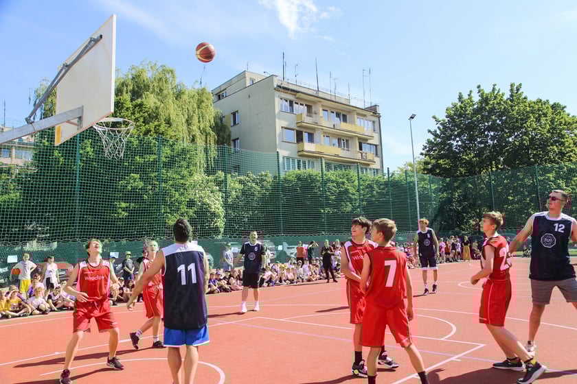 Impreza sportowa z okazji Dnia Dziecka i otwarcia boisk przy szkole podstawowej nr 29 we Wrocławiu