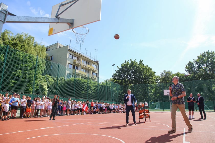 Impreza sportowa z okazji Dnia Dziecka i otwarcia boisk przy szkole podstawowej nr 29 we Wrocławiu