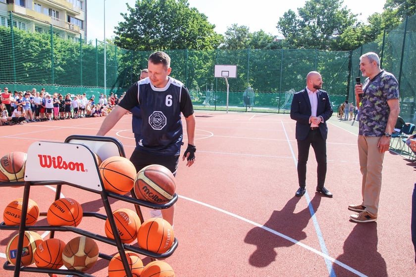 Impreza sportowa z okazji Dnia Dziecka i otwarcia boisk przy szkole podstawowej nr 29 we Wrocławiu