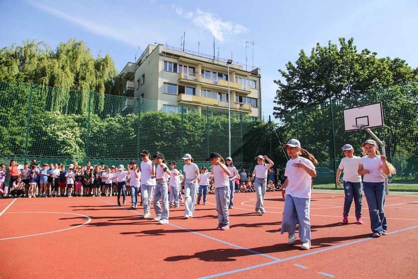 Impreza sportowa z okazji Dnia Dziecka i otwarcia boisk przy szkole podstawowej nr 29 we Wrocławiu