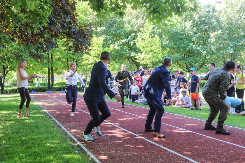 Impreza sportowa z okazji Dnia Dziecka i otwarcia boisk przy szkole podstawowej nr 29 we Wrocławiu