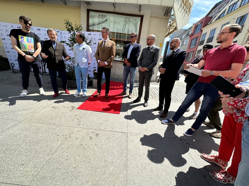 Uczestnicy spotkania z okazji zaprezentowania drzewa przyjaźni polsko-indyjskiej we Wrocławiu