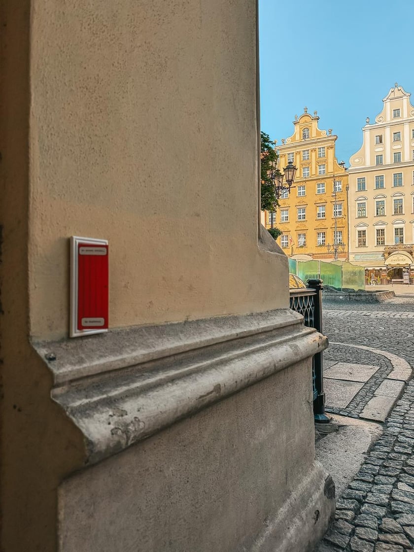 Tajemnicze, małe, czerwone drzwiczki
