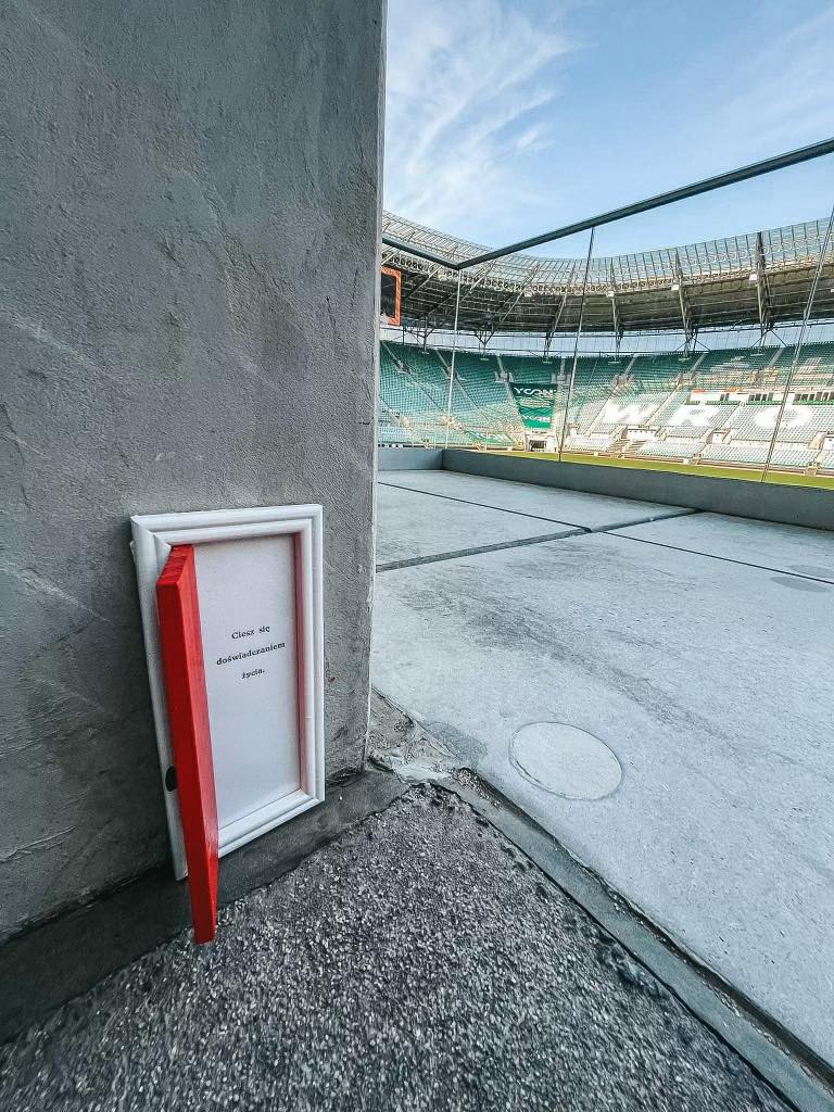 Tajemnicze, małe, czerwone drzwiczki