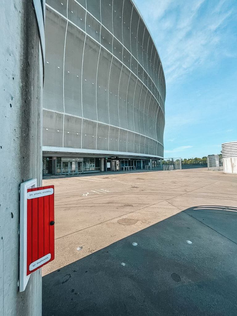 Tajemnicze, małe, czerwone drzwiczki