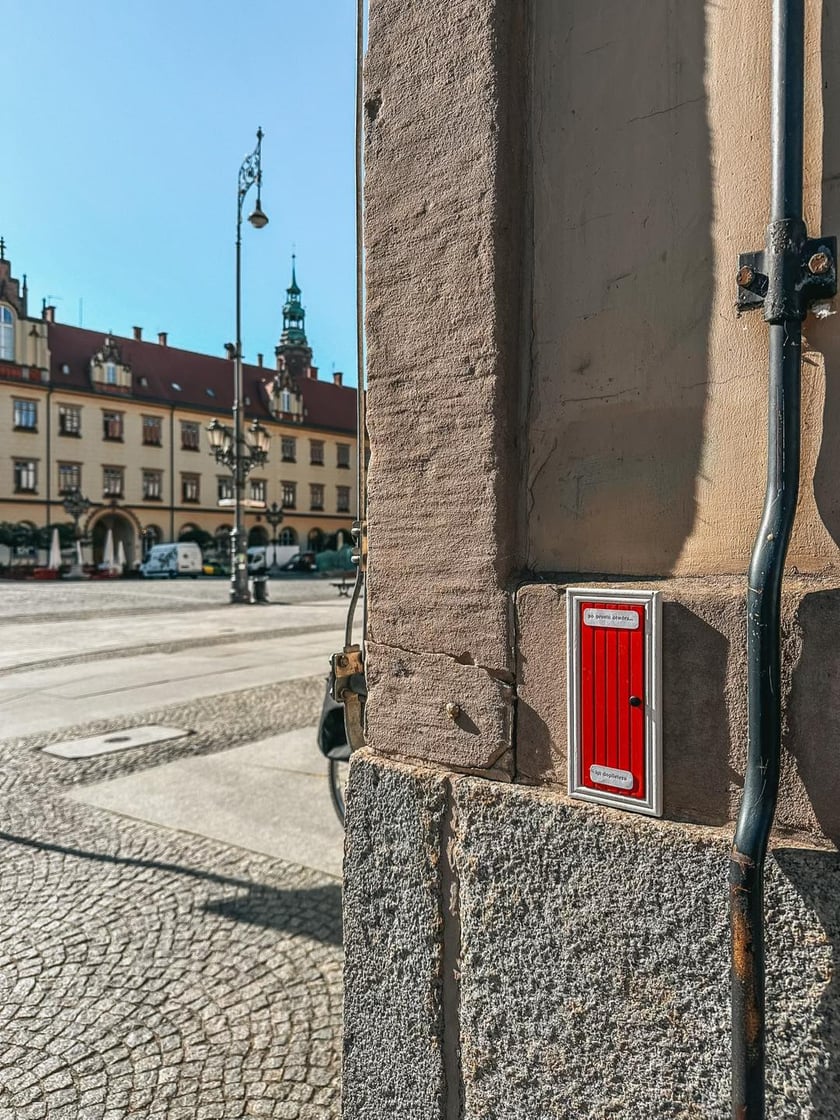 Tajemnicze, małe, czerwone drzwiczki