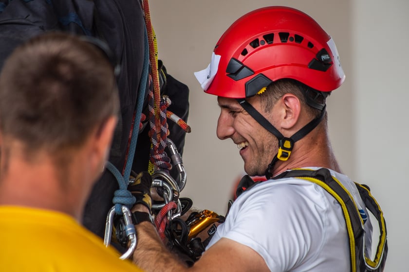Strażacy podczas zawodów w ratownictwie wysokościowym