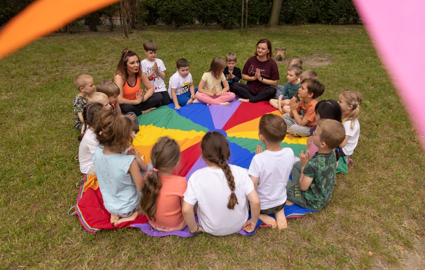 Zajęcia jogi w Przedszkolu 99, przy ul. Inowrocławskiej we Wrocławiu
