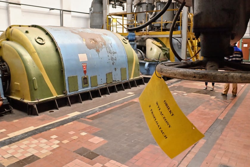 To turbina typu kondensacyjnego. Para produkowana w kotłach energetycznych trafia na łopatki wirnika turbiny. Turbina napędzana jest energią kinetyczną zawartą w tej parze.&nbsp;
Poprzez sprżegło spięty jest generator. Następuje jednoczesna produkcja energii lektrycznej oraz ciepła do sieci, kt&oacute;ra dostarcza je do mieskzańc&oacute;w Wrocławia i Siechnic. Cały rok zapewnia ciepłą wodę w kranach i gorące kaloryfery zimą.
Analogiczne turbiny wciąż działają jeszcze w EC Czechnica.