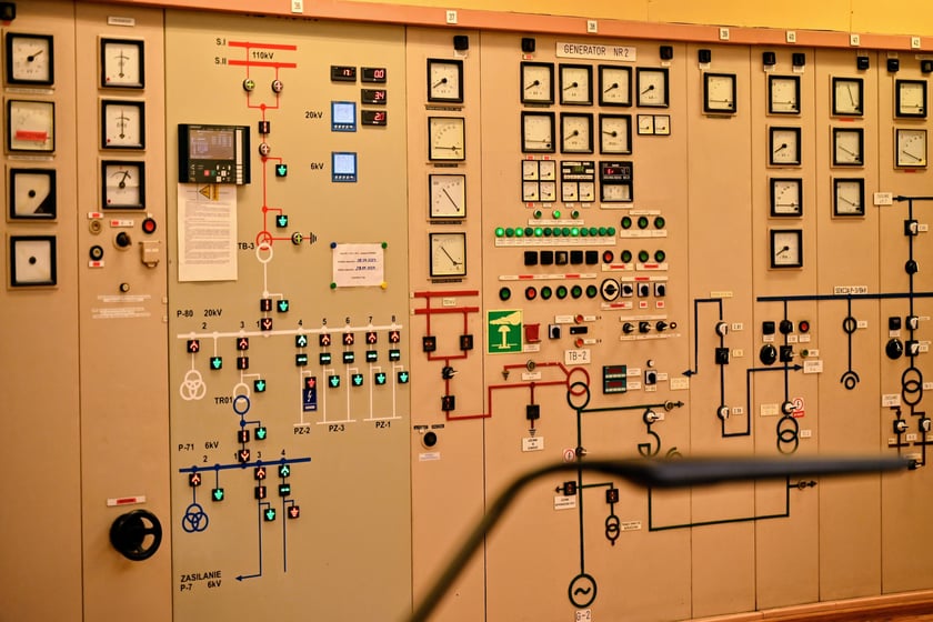 Kolorem niebieskim oznaczone jest napięcie 6 kV. Kolorem czerwonym - 110 kV. Na wskaźnikach monitorowane są parametry zasolania.