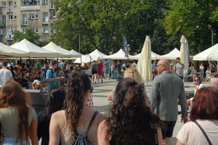 Tłumy na Festiwalu Azjatyckim, Festiwalu Smak&oacute;w Świata i Festiwalu Piwa, Wina i Trunk&oacute;w Rzemieślniczych na placu Nowy Targ