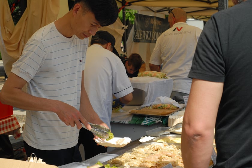 Festiwal Azjatycki, Festiwal Smak&oacute;w Świata i Festiwal Piwa, Wina i Trunk&oacute;w Rzemieślniczych na placu Nowy Targ