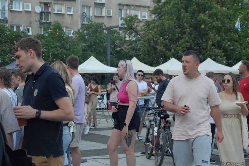 Festiwal Azjatycki, Festiwal Smak&oacute;w Świata i Festiwal Piwa, Wina i Trunk&oacute;w Rzemieślniczych na placu Nowy Targ
