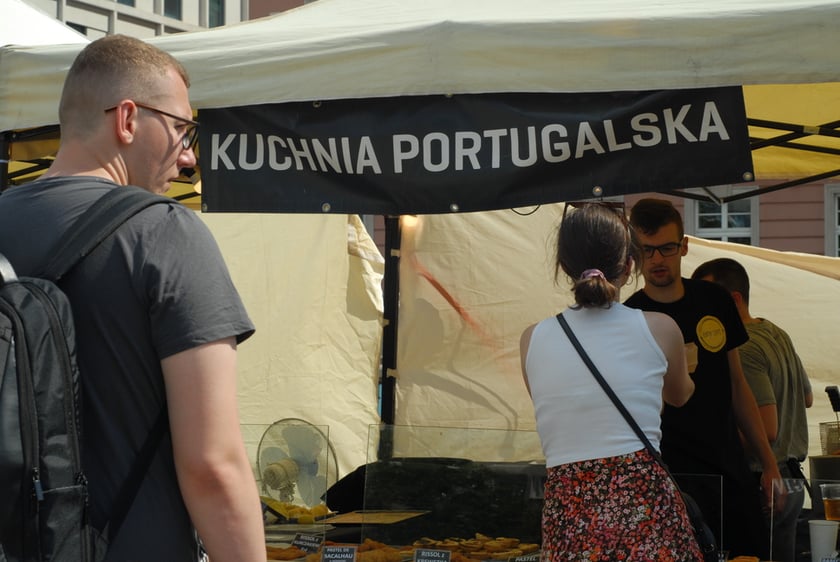 Tłumy na Festiwalu Azjatyckim, Festiwalu Smak&oacute;w Świata i Festiwalu Piwa, Wina i Trunk&oacute;w Rzemieślniczych na placu Nowy Targ