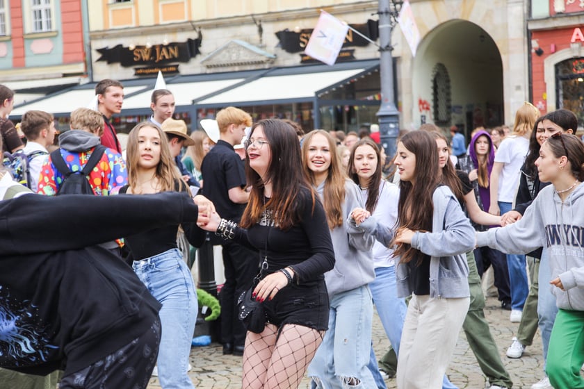 Uczniowie XIII LO we Wrocławiu na urodzinach Fredry