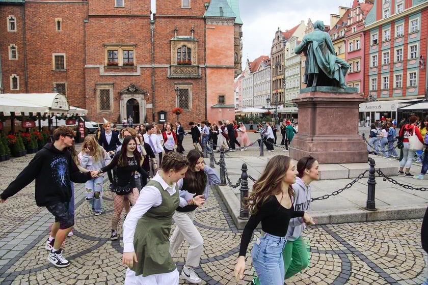 Uczniowie XIII LO we Wrocławiu na urodzinach Fredry