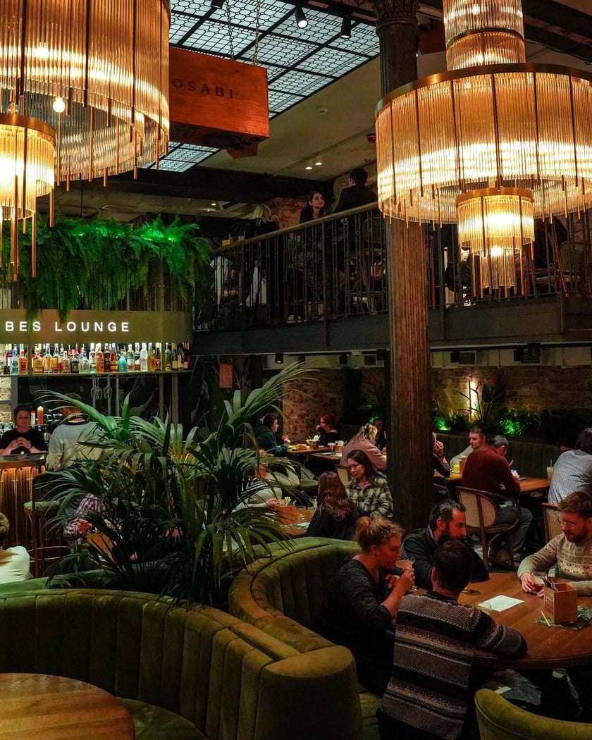Woosabi &ndash;&nbsp;Urban Oasis
Woosabi, czyli prawdziwa miejska oaza, w kt&oacute;rej spr&oacute;bujecie nietuzinkowych smak&oacute;w azjatyckiej kuchni fusion. Dodatkowo, zachwyci Was swoim pięknym, egzotycznym wnętrzem.
&ndash; W ciągu dnia spotykamy się przy smakowitych bułeczkach bao albo aromatycznych bowlach. Każdy kęs do istna eksplozja smak&oacute;w. Do tego domowa lemoniada, napary lub egzotyczne soki. Wieczorami przygaszamy światła i podkręcamy muzykę. Na stole lądują nasze autorskie drinki. A kiedy weekend się zbliża dokładamy cykliczne sety Dj-skie, bo nie samym jedzeniem człowiek żyje &ndash; czytamy na stronie restauracji.

Adres: ul. Włodkowica 21 i ul. Świdnicka 28
Godziny otwarcia: Włodkowica, poniedziałek-czwartek w godz. od 12:00 do 24:00; piątek-sobota od 12:00 (open-end); niedziela od 12:00 do 23:00 / Świdnicka, poniedziałek-czwartek w godz. od 9:00 do 24:00; piątek-sobota od 9:00 do 3:00; niedziela: od 9:00 do 23:00

Szczeg&oacute;ły oraz menu można zobaczyć na stronie restauracji.