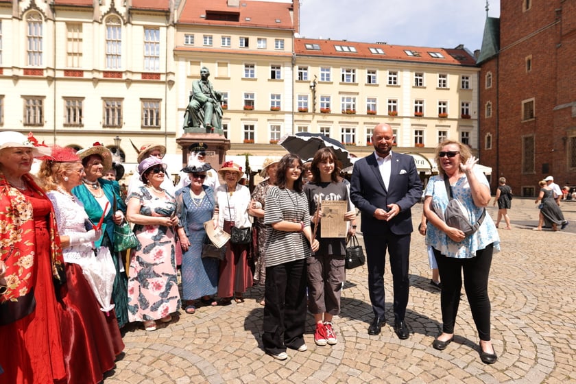 Wrocławscy seniorzy pod pomnikiem Fredry