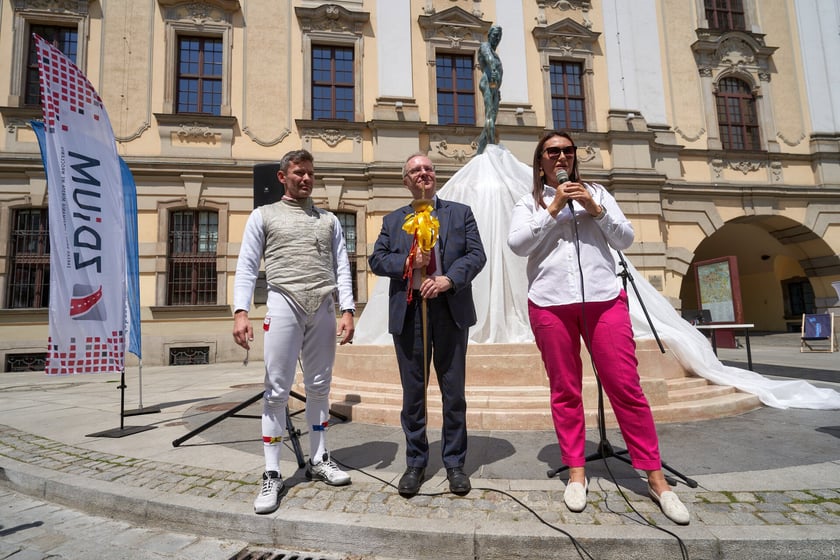Odsłonięcie fontanny Szermierz po renowacji na pl. Uniwersyteckim we Wrocławiu