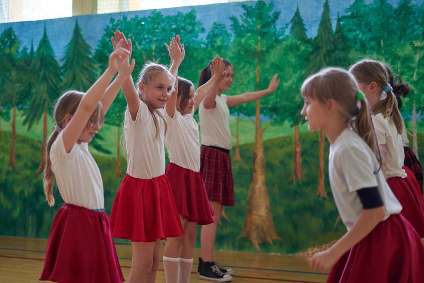 Uroczyste rozdanie dyplomów i statuetek dla klas ósmych w Sportowej Szkole Podstawowej nr 72 we Wrocławiu