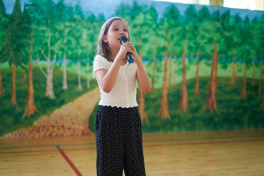 Uroczyste rozdanie dyplomów i statuetek dla klas ósmych w Sportowej Szkole Podstawowej nr 72 we Wrocławiu