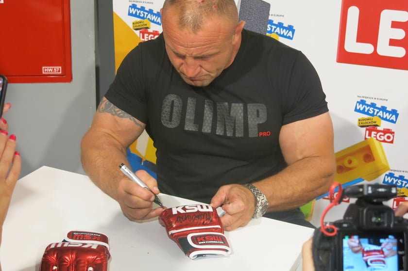 Mariusz Pudzianowski podpisuje swoje rękawice