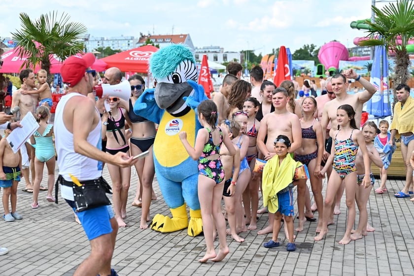 Wsp&oacute;lne zdjęcie z nową maskotoką Aquaparku.&nbsp;