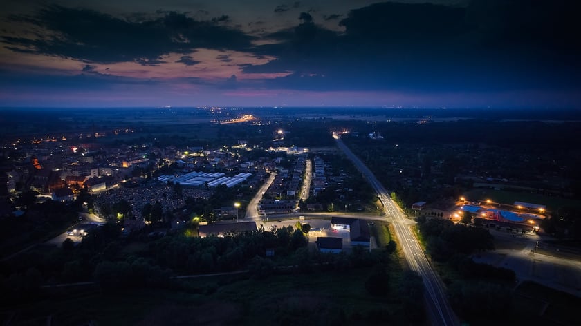Żmigród nocą. Panorama miasta w świetle nowych lamp ulicznych