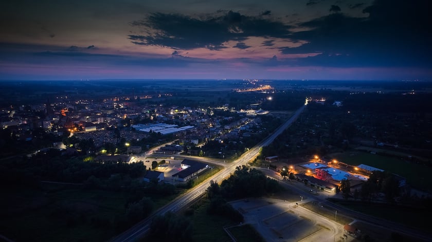 Żmigród nocą. Panorama miasta w świetle nowych lamp ulicznych