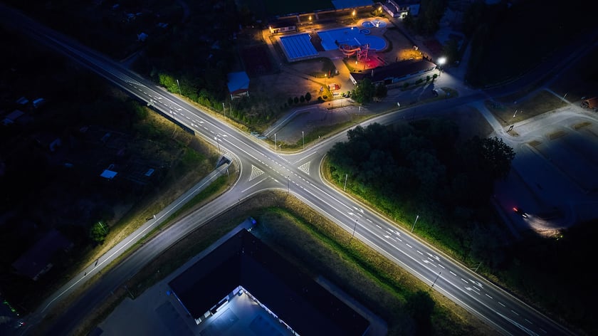 Żmigród nocą. Panorama miasta w świetle nowych lamp ulicznych