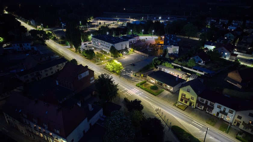 Żmigród nocą. Panorama miasta w świetle nowych lamp ulicznych
