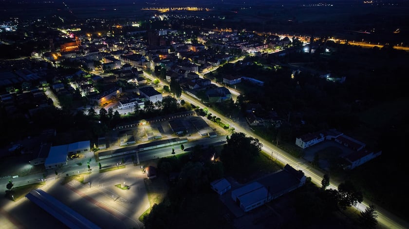 Żmigród nocą. Panorama miasta w świetle nowych lamp ulicznych